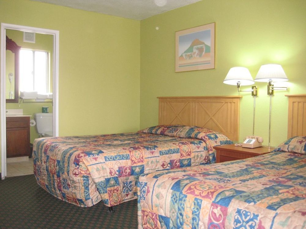 Magnolia Tree Hotel Anaheim Room photo