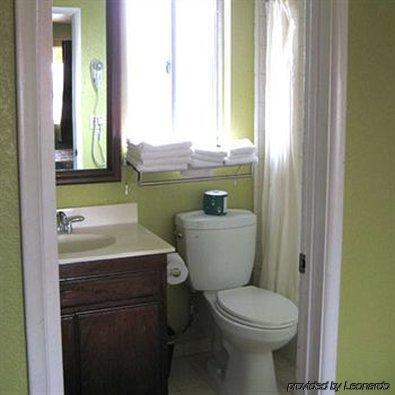 Magnolia Tree Hotel Anaheim Room photo
